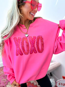 XOXO GRAPHIC CREWNECK